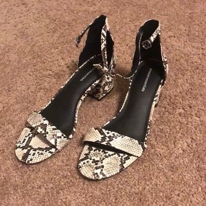 Like new Amazon Essentials Snake print low block heel - 8.5